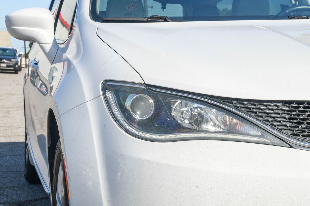 Thumbnail: 2018 Chrysler Pacifica - 17
