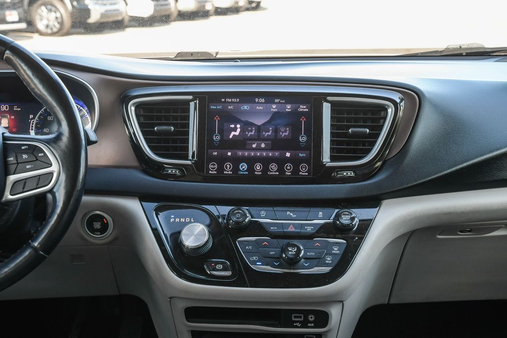 Thumbnail: 2018 Chrysler Pacifica - 11