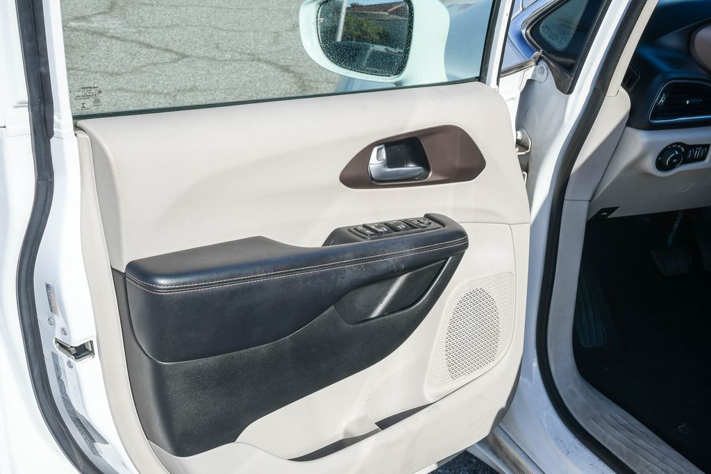 Thumbnail: 2018 Chrysler Pacifica - 31