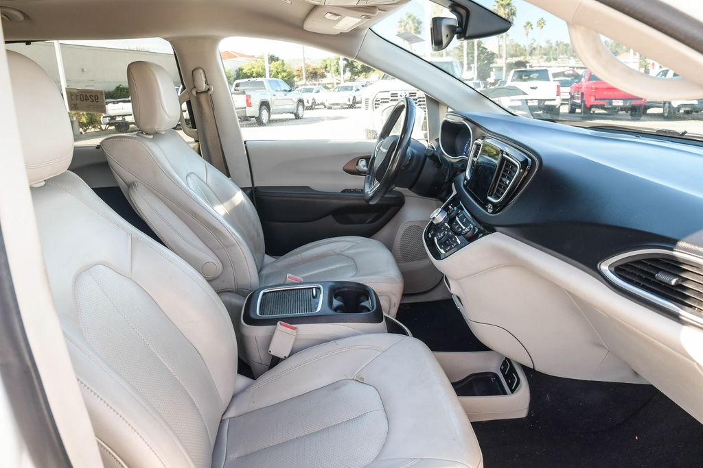 Thumbnail: 2018 Chrysler Pacifica - 8