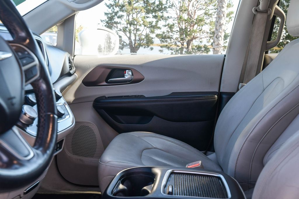 Thumbnail: 2018 Chrysler Pacifica - 25