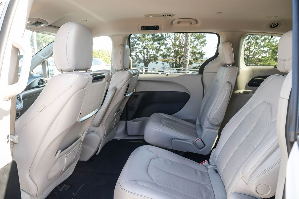 Thumbnail: 2018 Chrysler Pacifica - 10