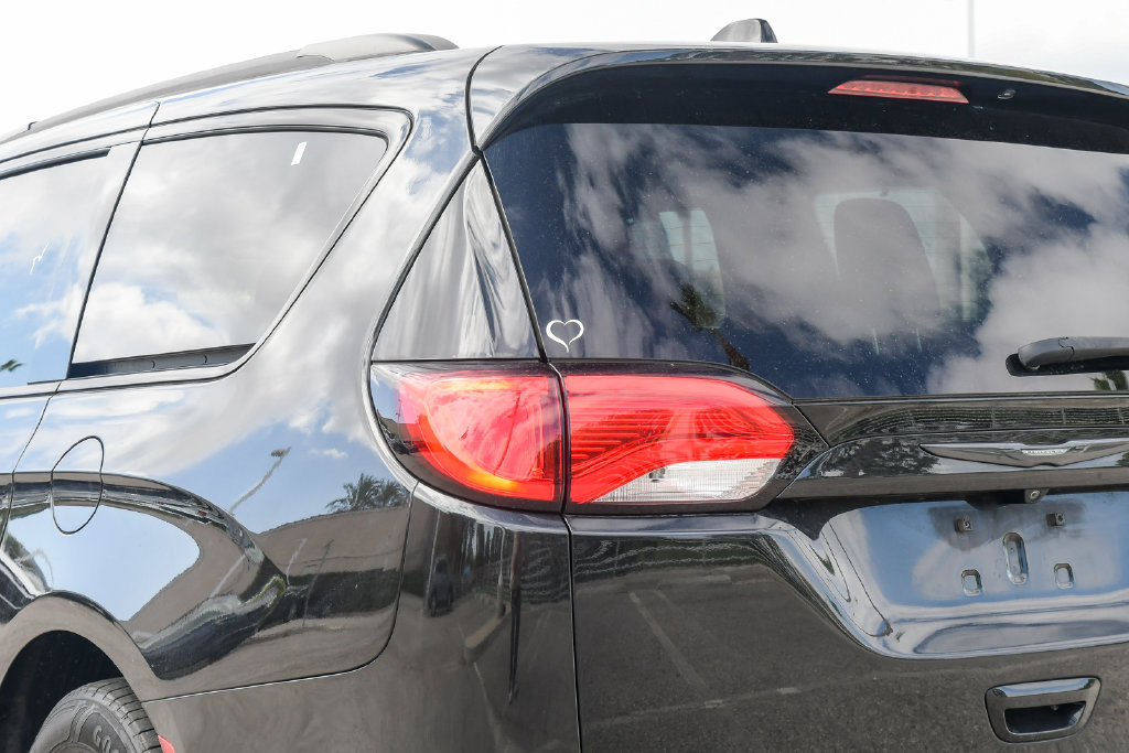 Thumbnail: 2018 Chrysler Pacifica - 19