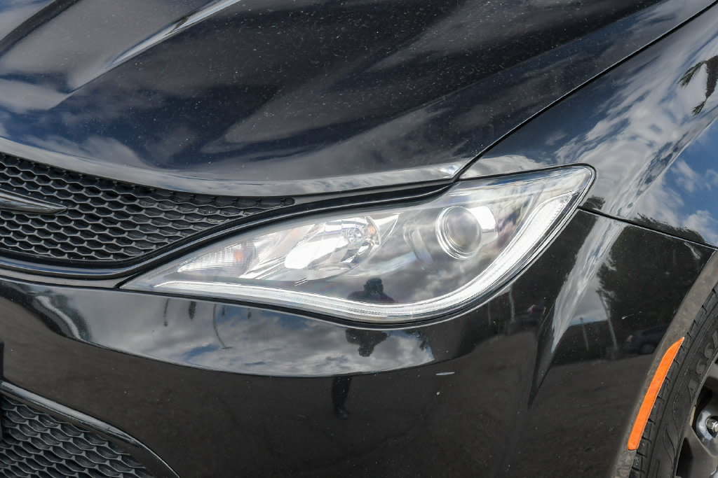 Thumbnail: 2018 Chrysler Pacifica - 17