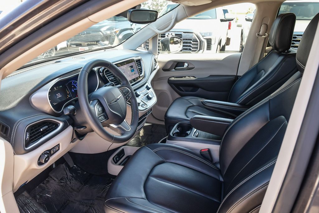 Thumbnail: 2023 Chrysler Pacifica - 11