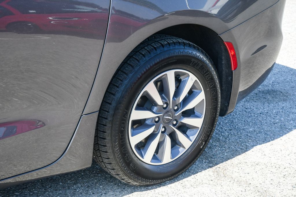 Thumbnail: 2023 Chrysler Pacifica - 22