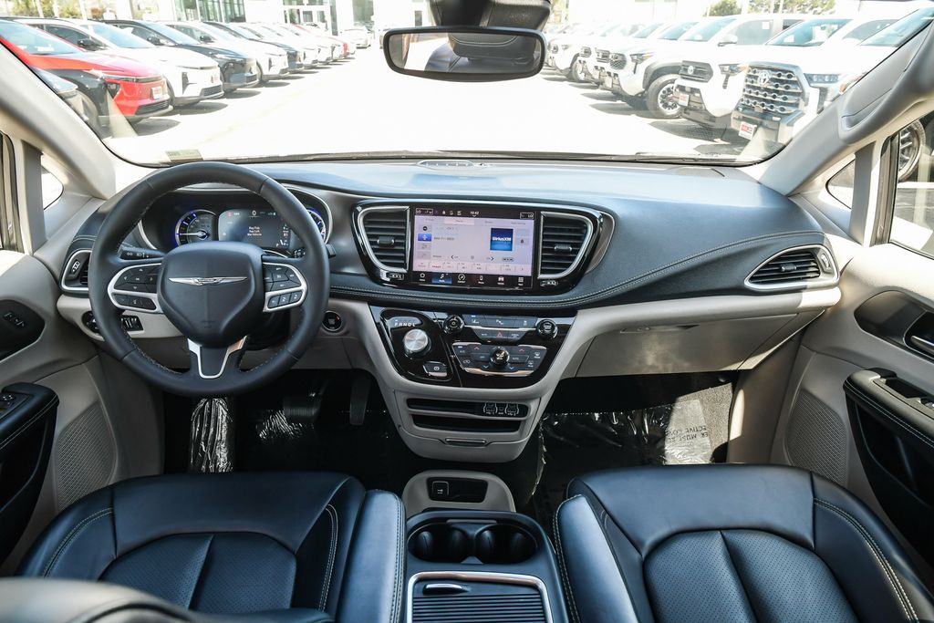 Thumbnail: 2023 Chrysler Pacifica - 9