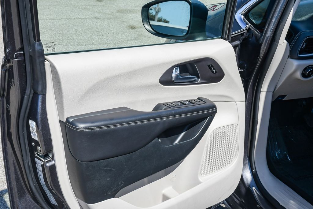 Thumbnail: 2023 Chrysler Pacifica - 29