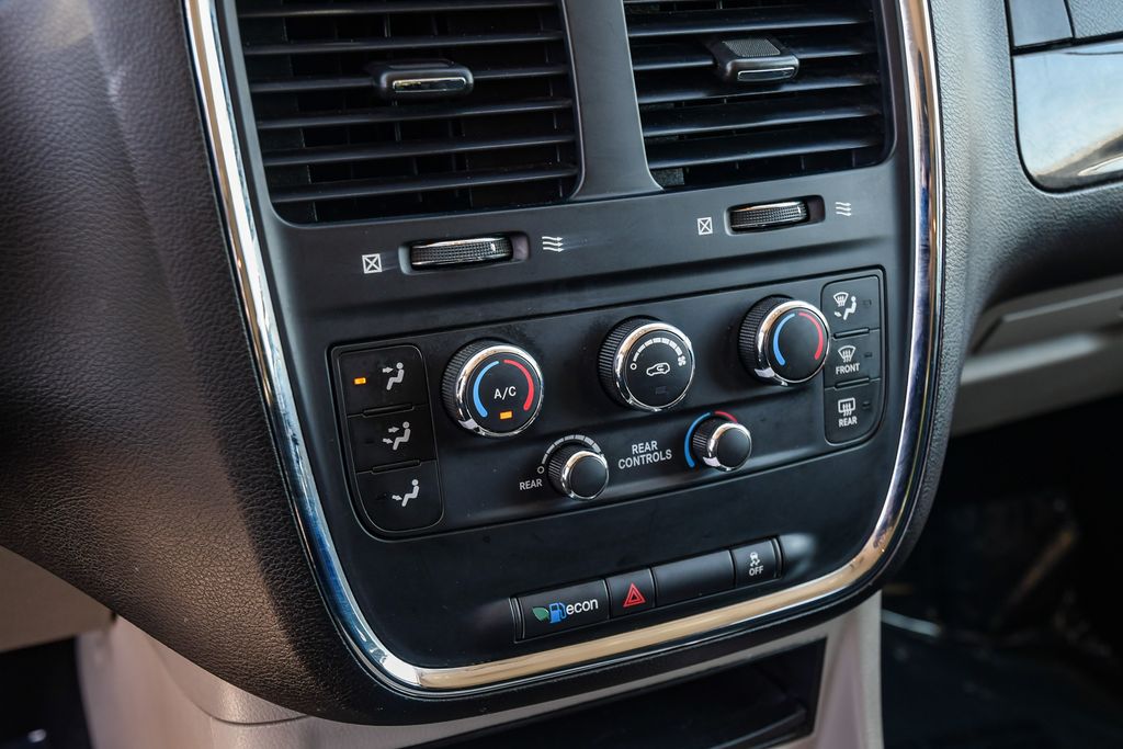 Thumbnail: 2016 Dodge Grand Caravan - 24