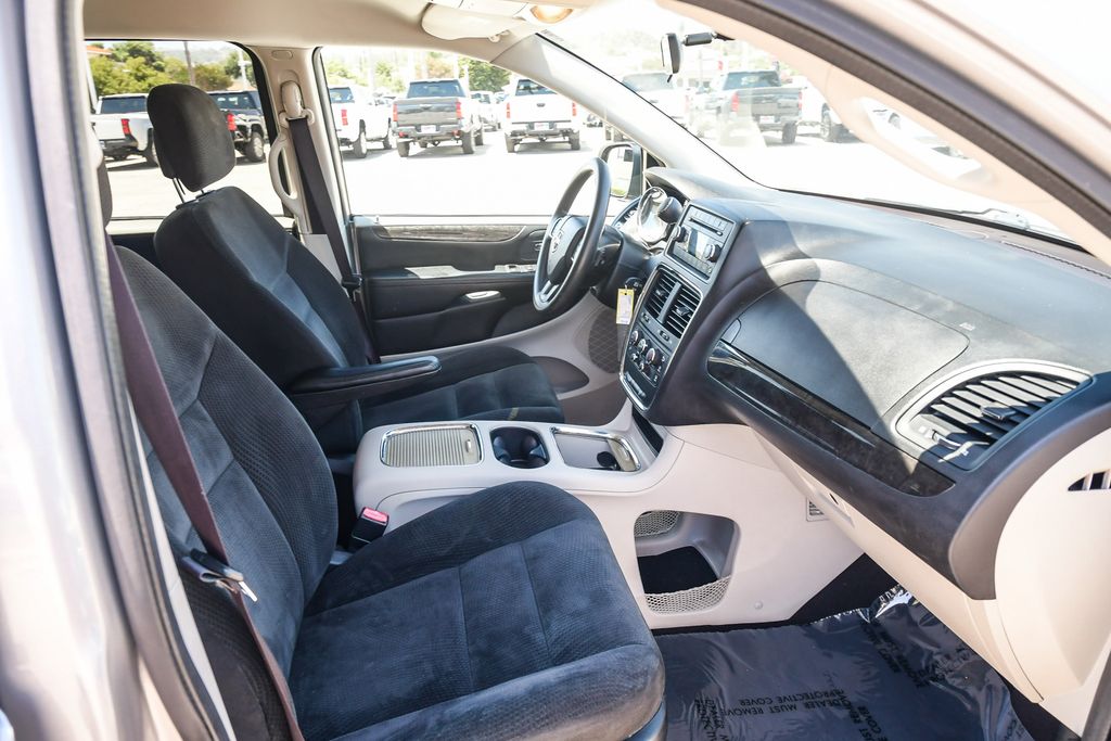 Thumbnail: 2016 Dodge Grand Caravan - 9
