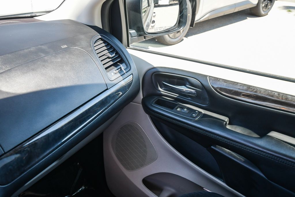 Thumbnail: 2016 Dodge Grand Caravan - 25