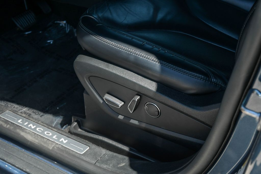 Thumbnail: 2019 Lincoln Nautilus - 28