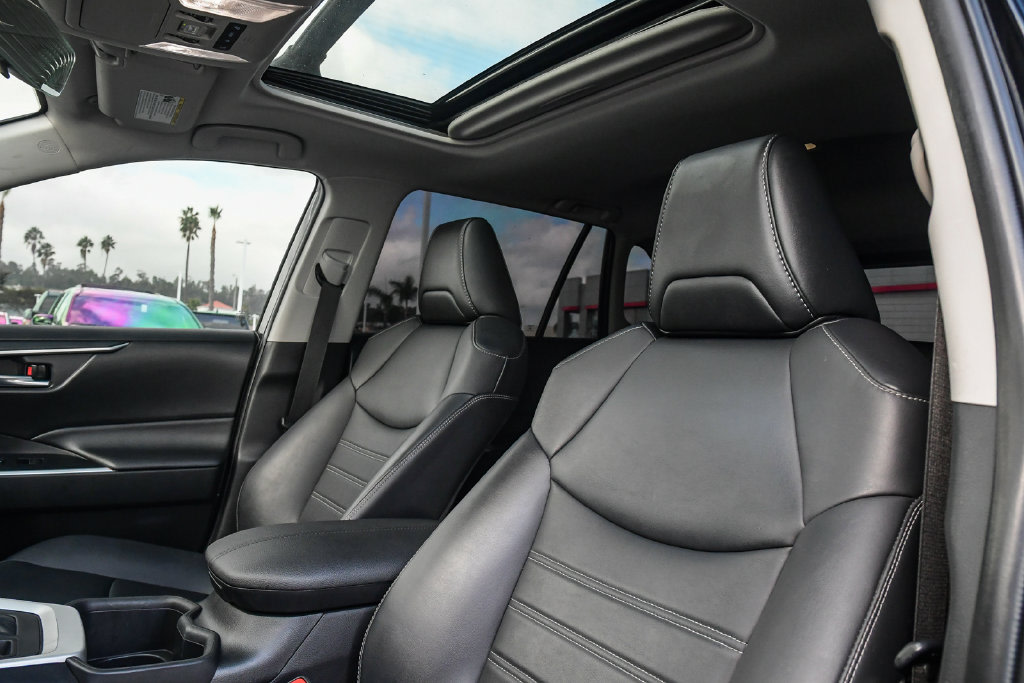 Thumbnail: 2022 Toyota RAV4 - 10