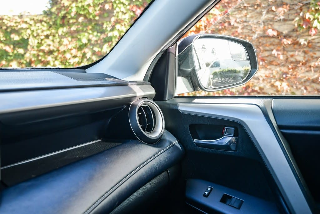 Thumbnail: 2018 Toyota RAV4 - 28