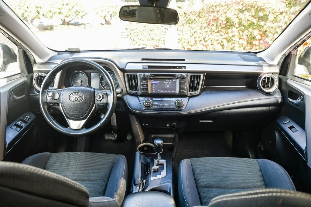 Thumbnail: 2018 Toyota RAV4 - 8