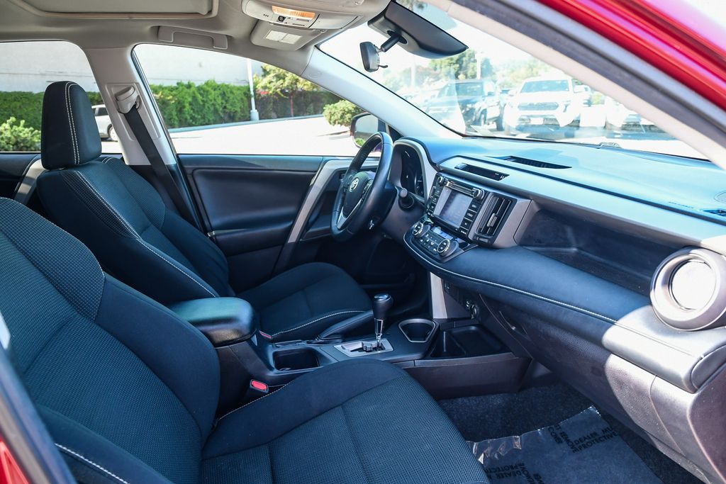 Thumbnail: 2018 Toyota RAV4 - 9