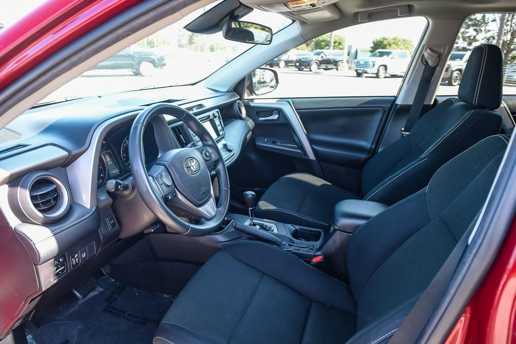 Thumbnail: 2018 Toyota RAV4 - 10