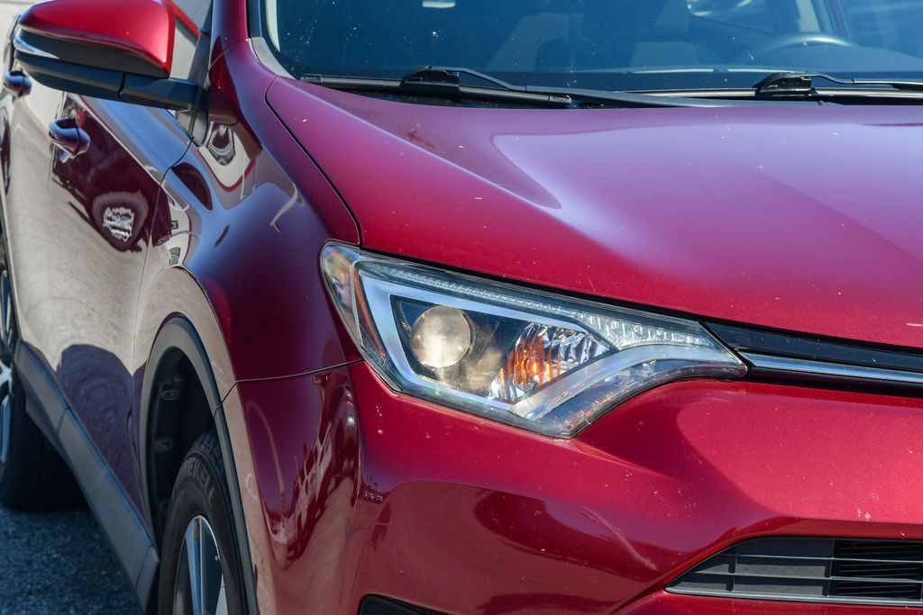 Thumbnail: 2018 Toyota RAV4 - 17
