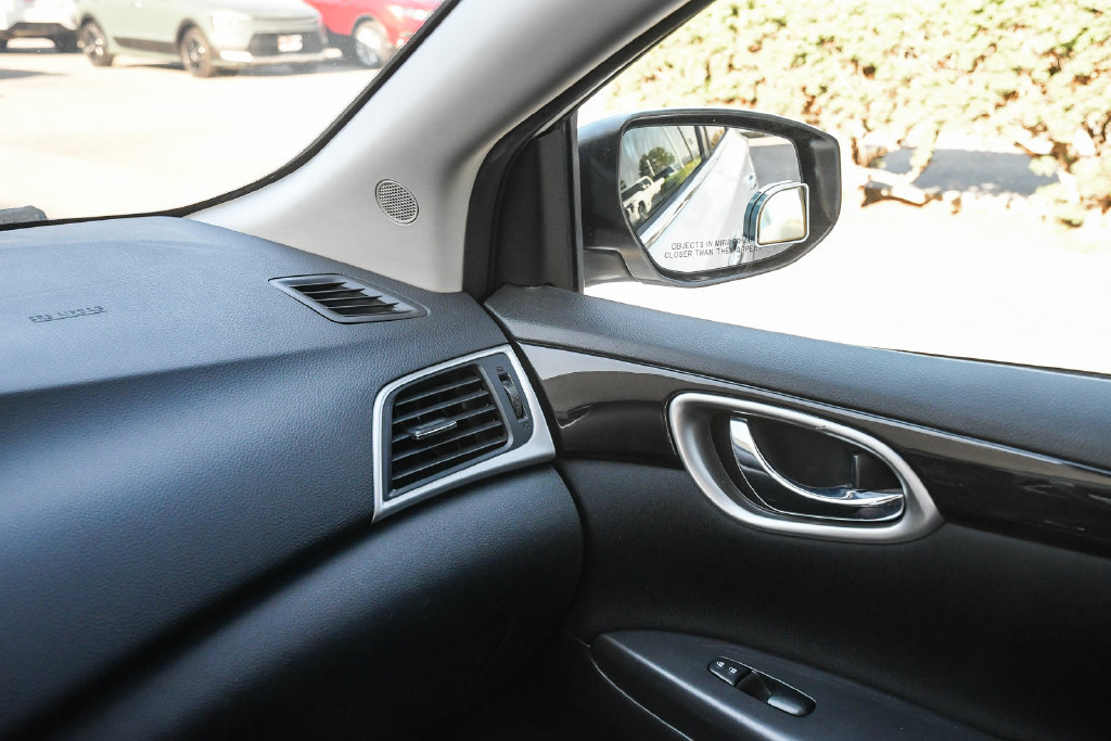 Thumbnail: 2016 Nissan Sentra - 25