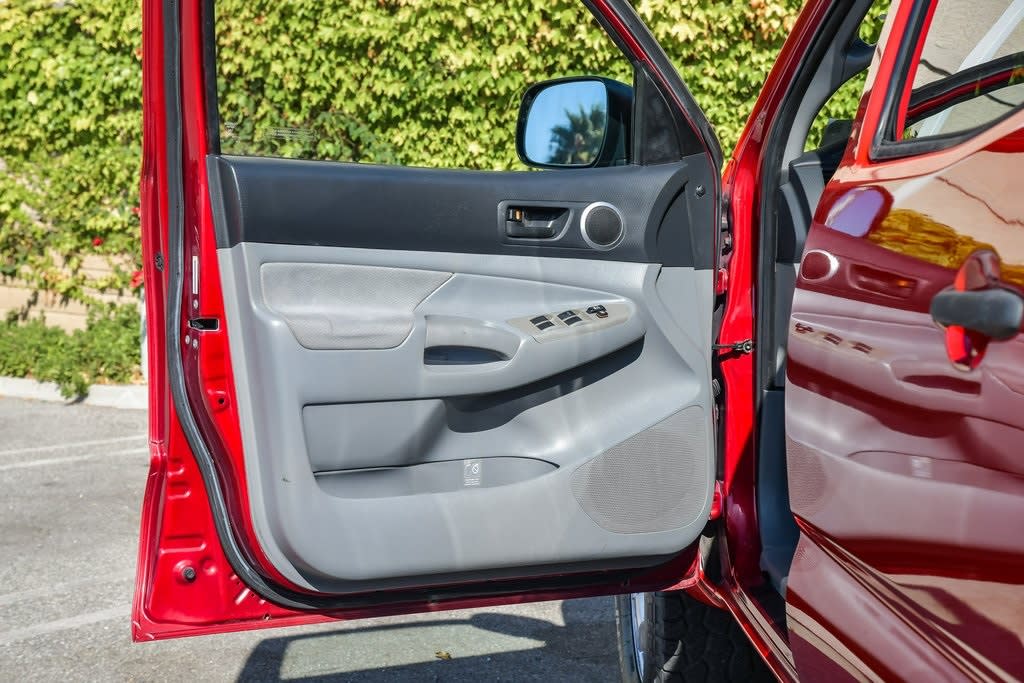 Thumbnail: 2006 Toyota Tacoma - 25