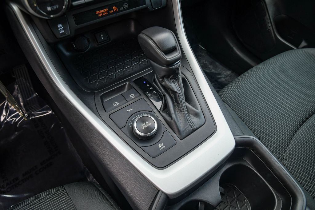 Thumbnail: 2021 Toyota RAV4 - 15