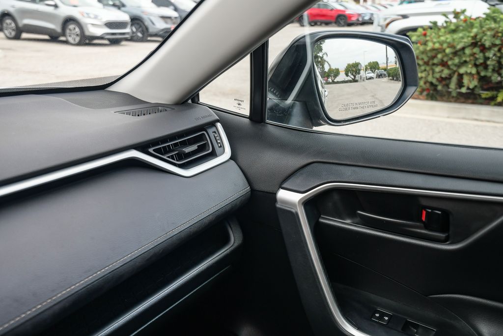 Thumbnail: 2021 Toyota RAV4 - 25