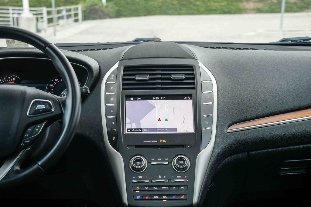 Thumbnail: 2017 Lincoln MKC - 8