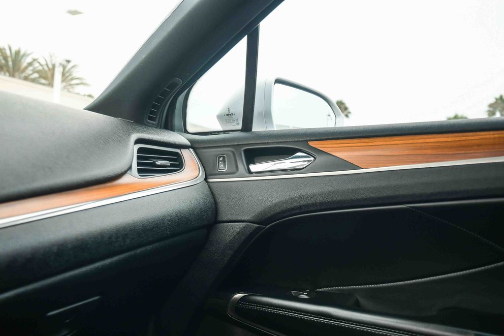 Thumbnail: 2017 Lincoln MKC - 25