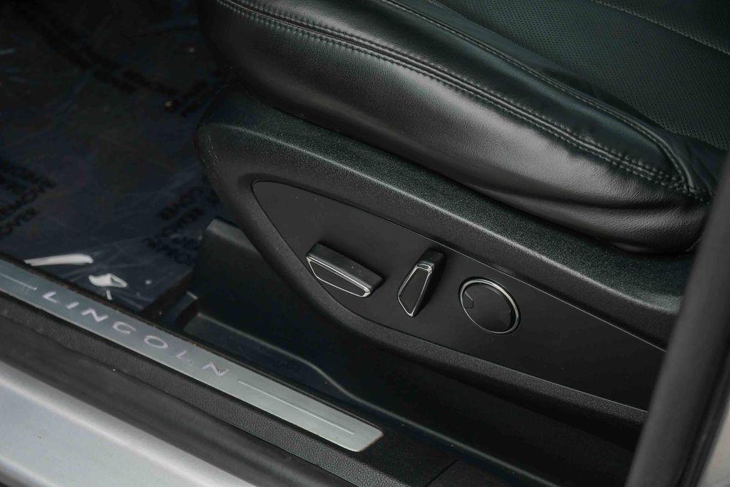 Thumbnail: 2017 Lincoln MKC - 27