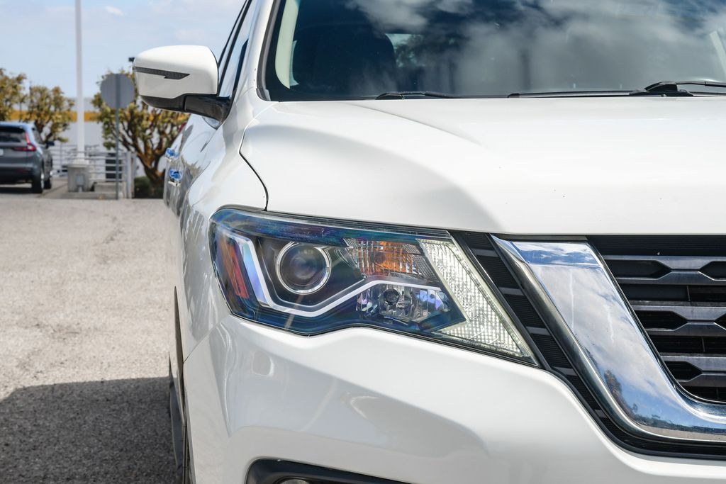 Thumbnail: 2017 Nissan Pathfinder - 18