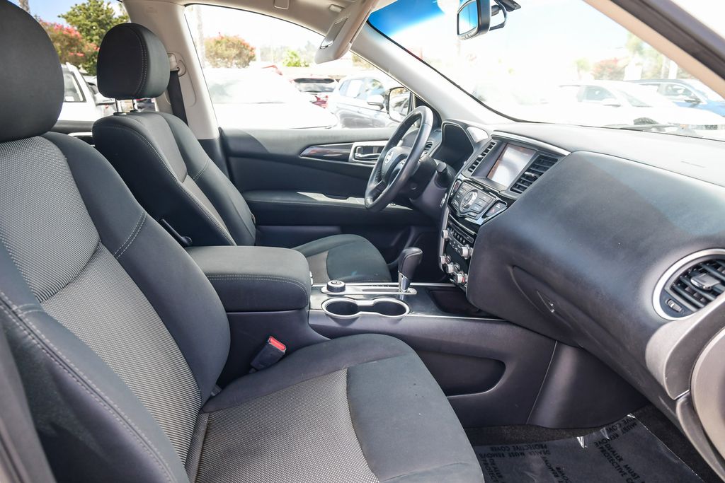 Thumbnail: 2017 Nissan Pathfinder - 9