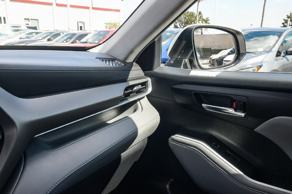 Thumbnail: 2021 Toyota Highlander - 25