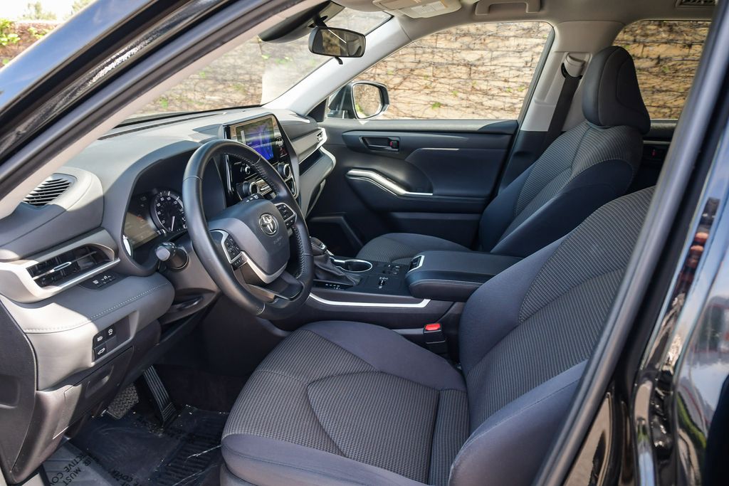 Thumbnail: 2023 Toyota Highlander - 11