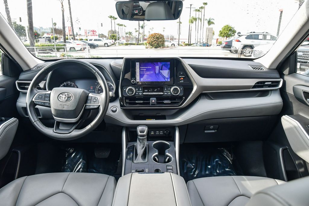 Thumbnail: 2023 Toyota Highlander - 9