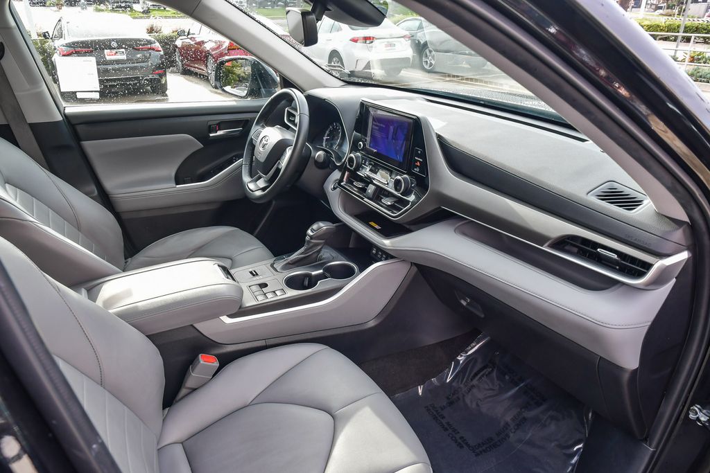 Thumbnail: 2023 Toyota Highlander - 12