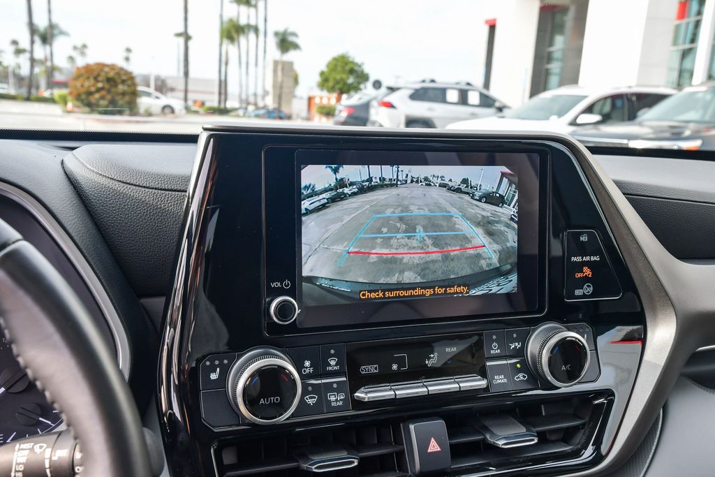 Thumbnail: 2023 Toyota Highlander - 27