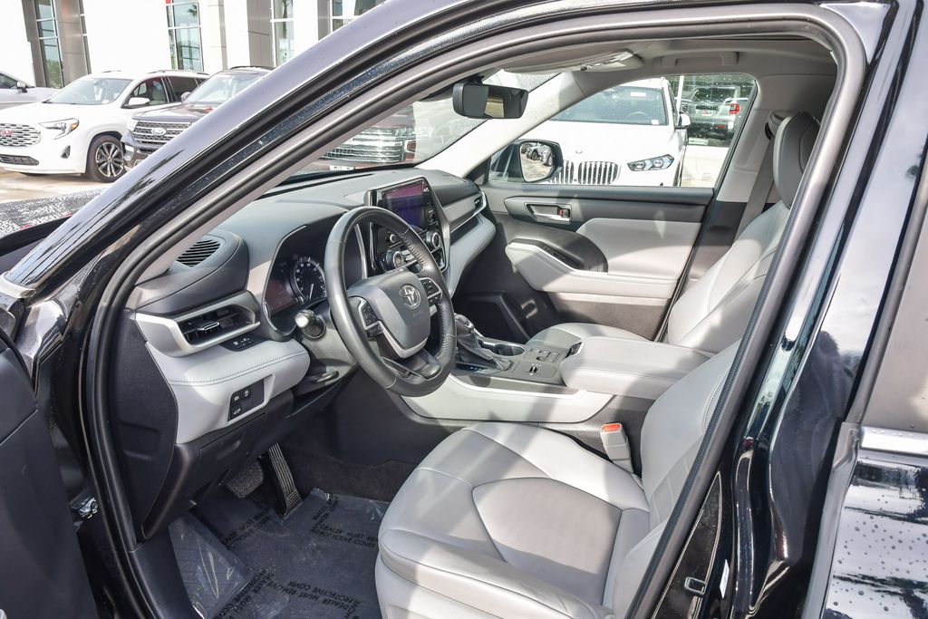 Thumbnail: 2023 Toyota Highlander - 10