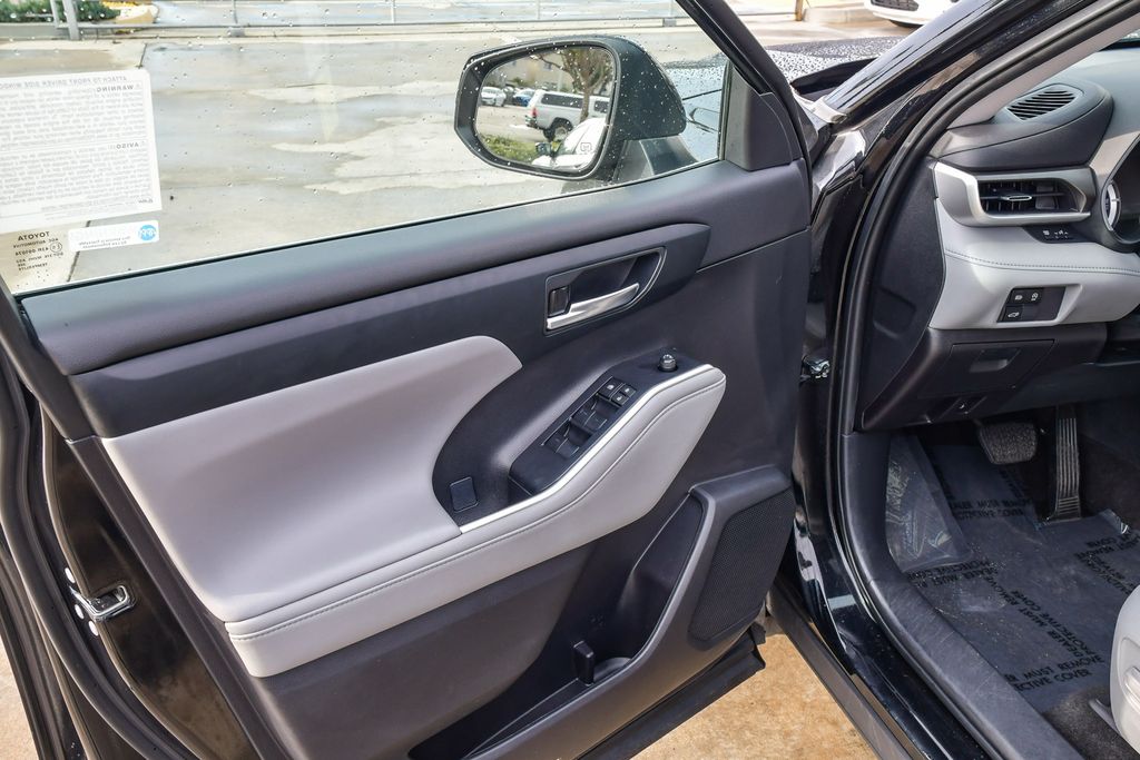 Thumbnail: 2023 Toyota Highlander - 24