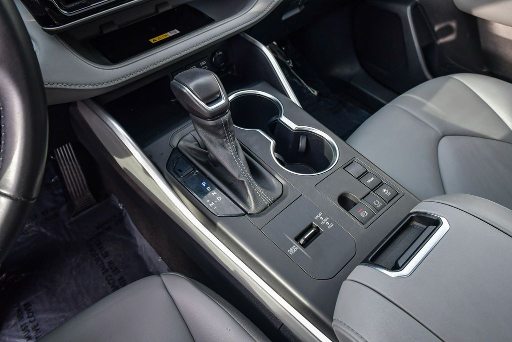 Thumbnail: 2023 Toyota Highlander - 14