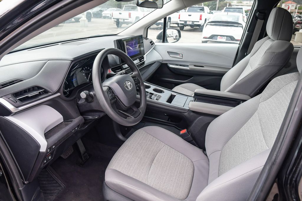Thumbnail: 2025 Toyota Sienna - 10