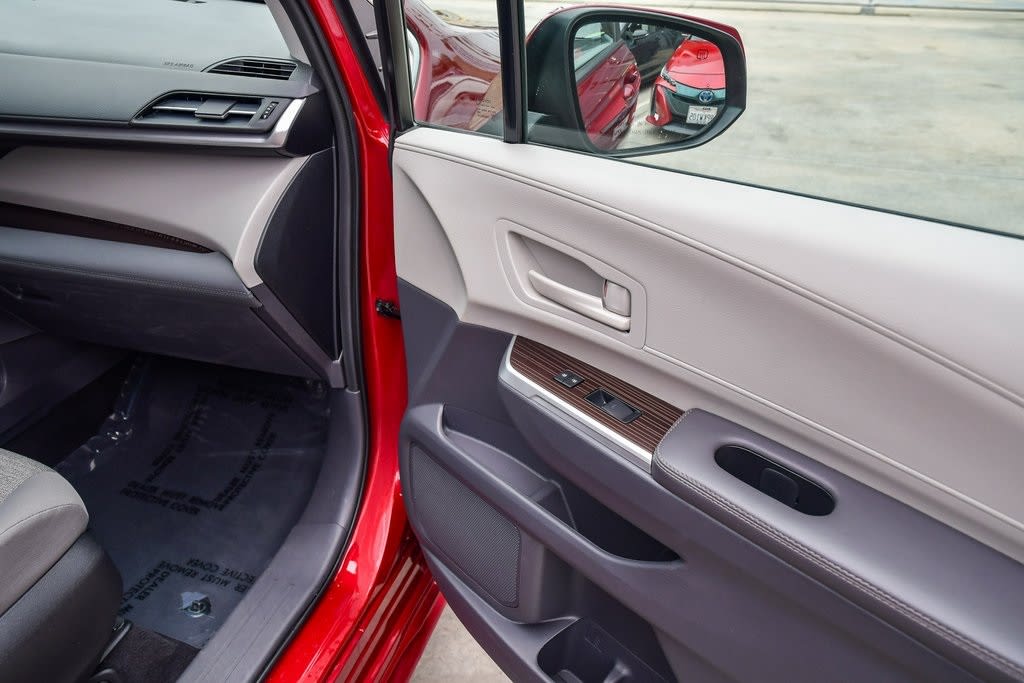 Thumbnail: 2022 Toyota Sienna - 23