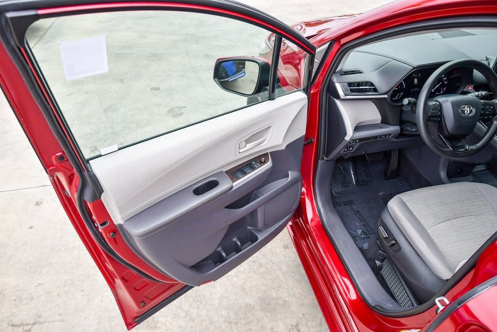 Thumbnail: 2022 Toyota Sienna - 26