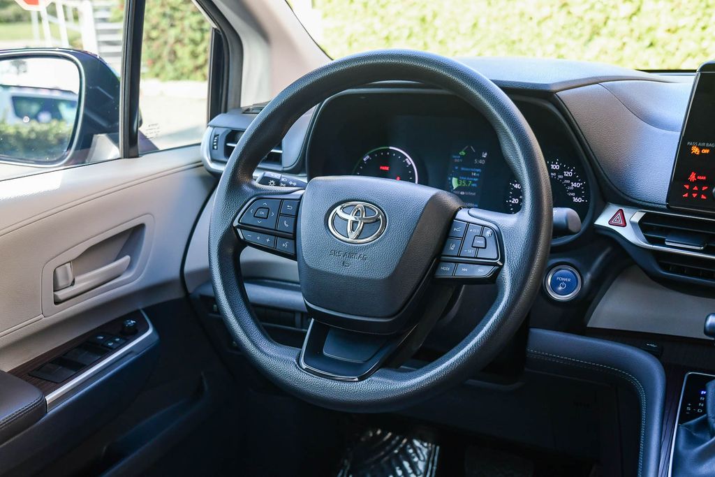 Thumbnail: 2024 Toyota Sienna - 2