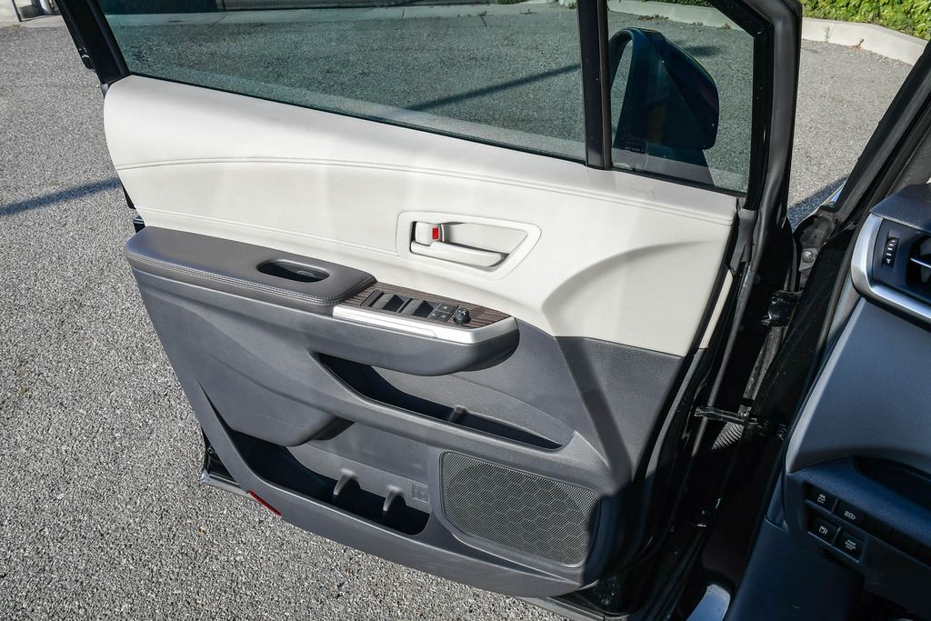 Thumbnail: 2024 Toyota Sienna - 28