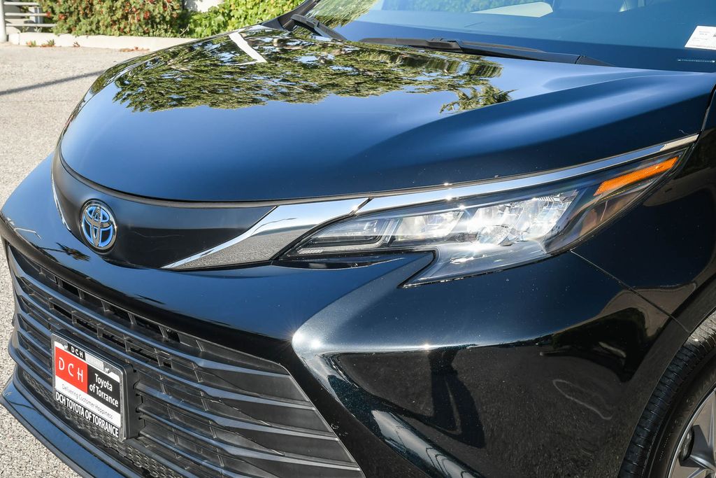 Thumbnail: 2024 Toyota Sienna - 18