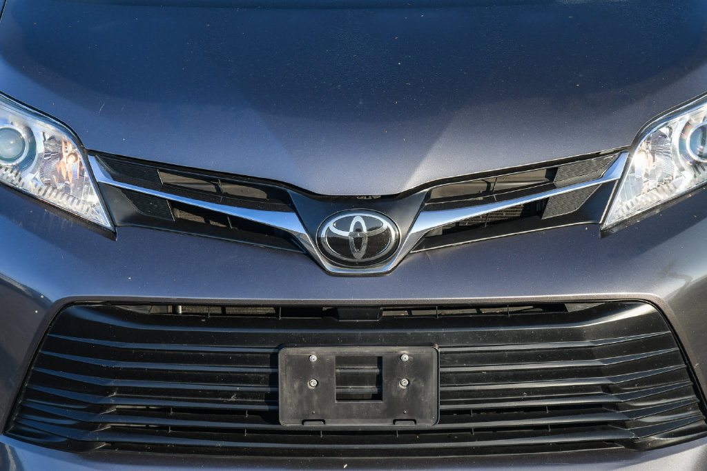 Thumbnail: 2018 Toyota Sienna - 17