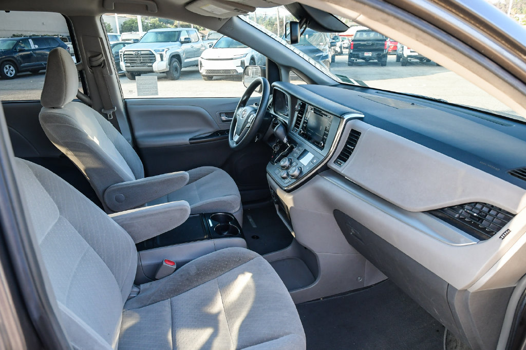 Thumbnail: 2018 Toyota Sienna - 10