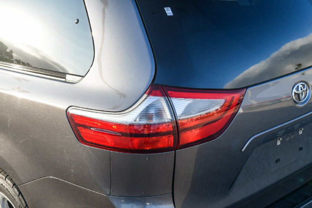 Thumbnail: 2018 Toyota Sienna - 18