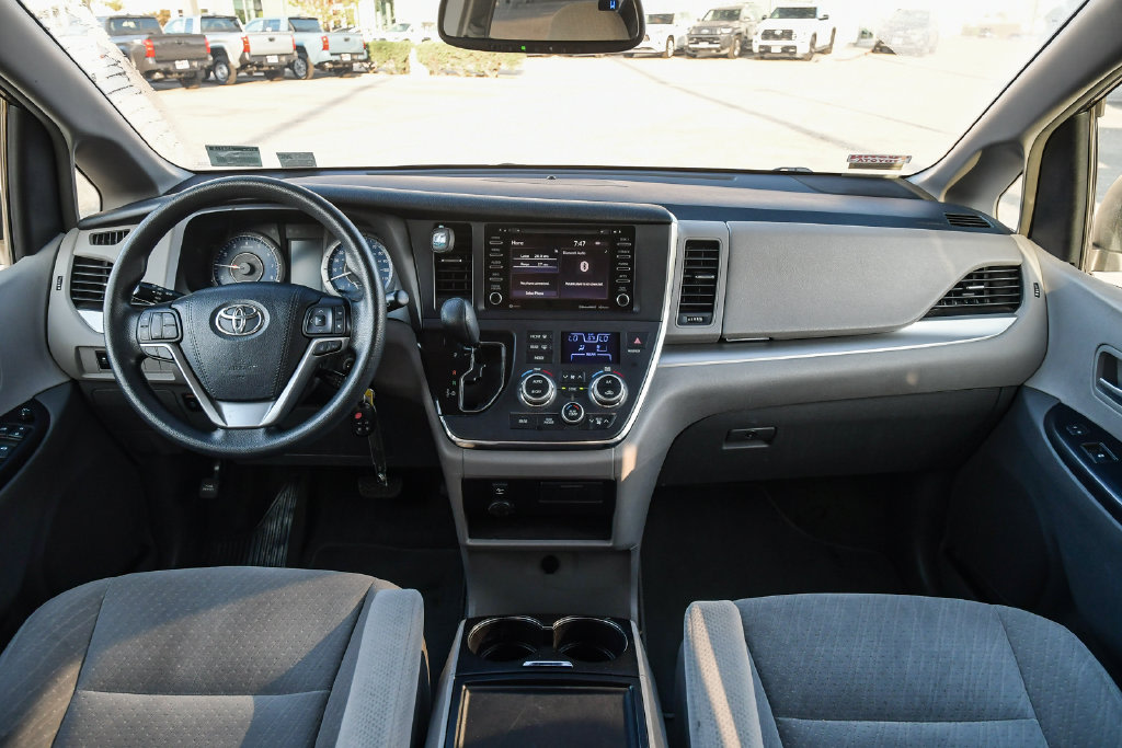 Thumbnail: 2018 Toyota Sienna - 8