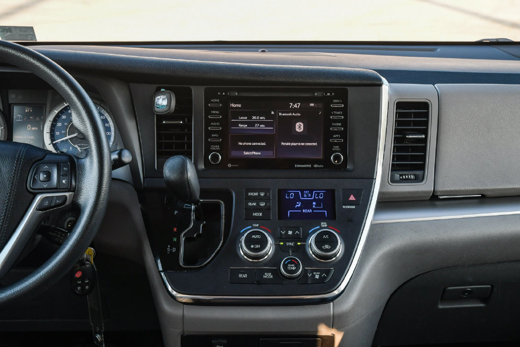 Thumbnail: 2018 Toyota Sienna - 12